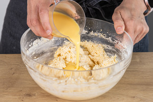 Eierlikör dazugeben