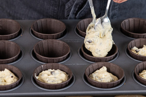 Teig in die Muffinform geben