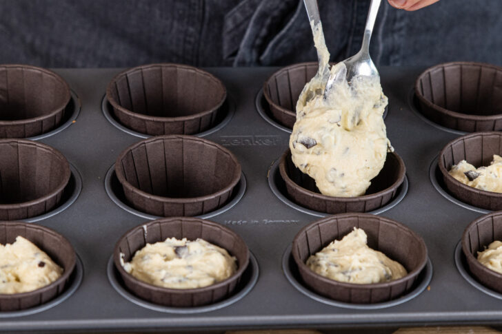 Teig in die Muffinform geben