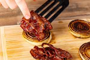 Bacon auf zwiebelscheiben legen