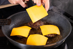 Cheddar auf Patties schmelzen lassen