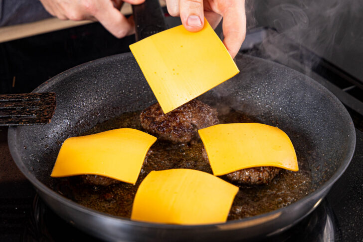 Cheddar auf Patties schmelzen lassen