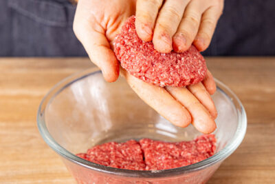 Burger-Patties auf Rinderhack formen