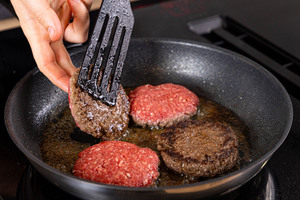 Rindfleisch-Patties anbraten