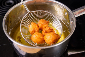 goldgelb frittierte Mutzenmandeln