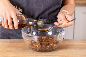 Rum zu den Trockenfrüchten geben