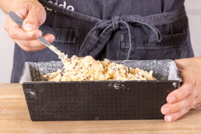 Früchtekuchen-Teig in die Kastenform füllen