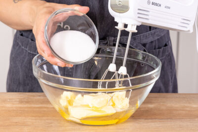 Zucker zur Butter geben