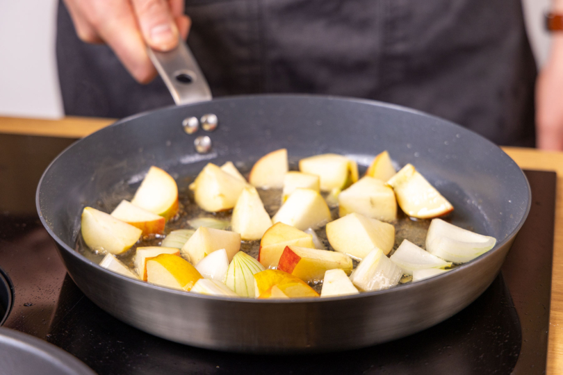 Apfel und Zwiebel anbraten