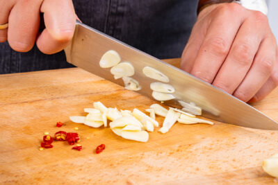 Knoblauch und Chili dünn aufschneiden