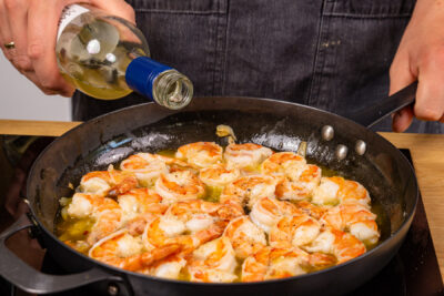 Gambas al Ajillo mit Weißwein ablöschen