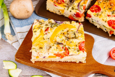 Gemüsekuchen vom Blech mit Käse und Schmand