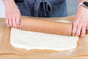 Hefeteig ausrollen