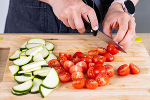 Zucchini und Tomaten schneiden