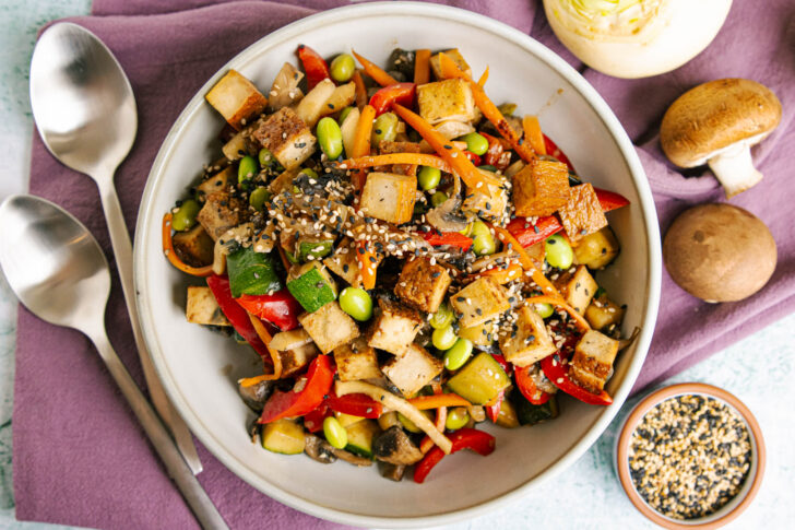 Asiatische Gemüsepfanne mit Räuchertofu