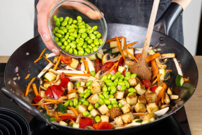 Edamame und gebratenen Tofu wieder dazugeben
