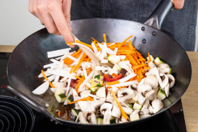 Gemüse im Wok anbraten