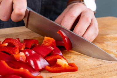 Paprika in mundgerechte Stücke schneiden