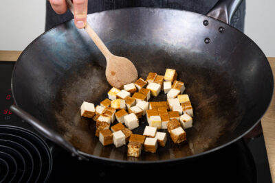 Räuchertofu im Wok knusprig braten