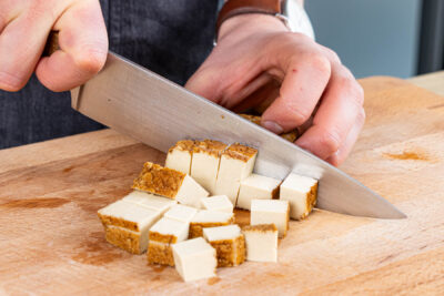 Tofu abtrocknen un in Würfel schneiden