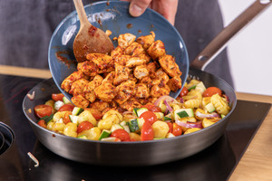Hähnchenfleisch in die Gnocchi-Pfanne dazugeben