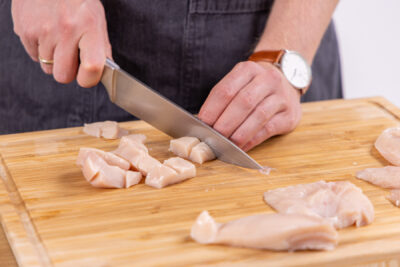 Hähnchen in Würfel schneiden