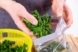 Grünkohl in Gefrierbeutel packen