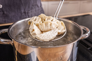 Gyozas kochen