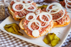 Hackepeter mit Brötchen