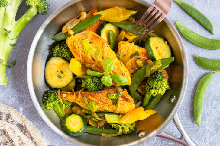 Hähnchenpfanne mit Gemüse top-down