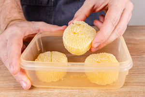 Harzer Käse in eine Box geben