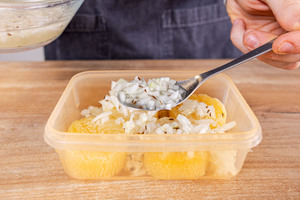 Zwiebelsud zum Käse geben