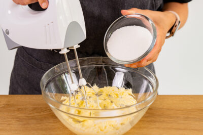 Butter mit Zucker aufschlagen
