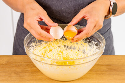Eier nacheinander unterrühren