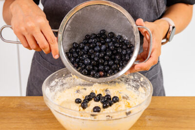 Heidelbeeren in den Rührteig geben