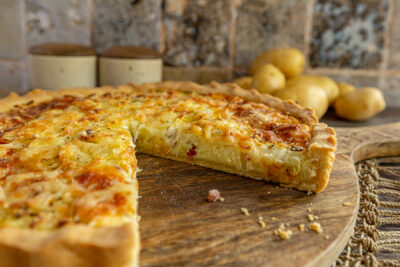 Herzhafter Kartoffelkuchen angeschnitten