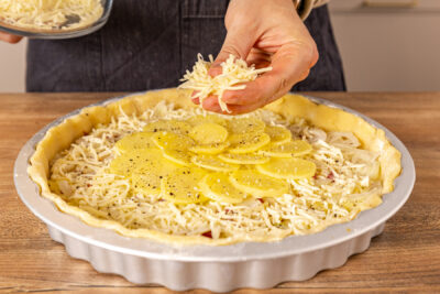 Kartoffelkuchen mit Käse bestreuen