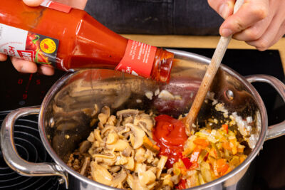 Ketchup, Champignons und Puszta-Salat dazugeben