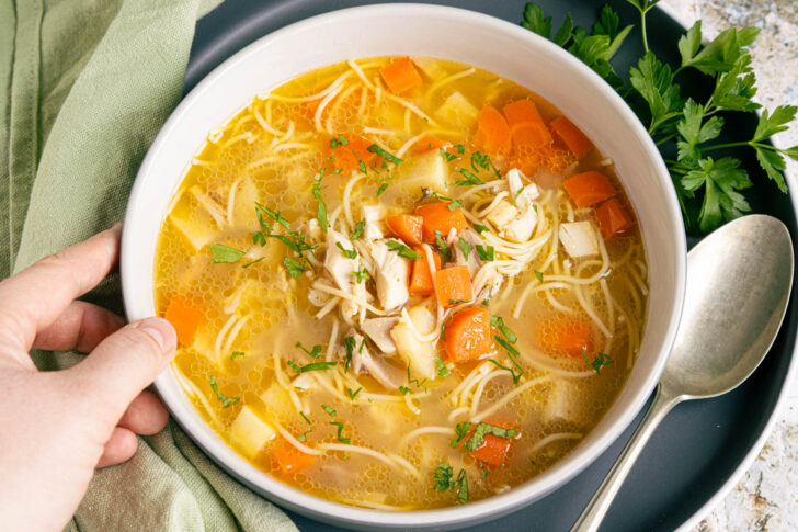 Hühnersuppe im Schnellkochtopf kochen