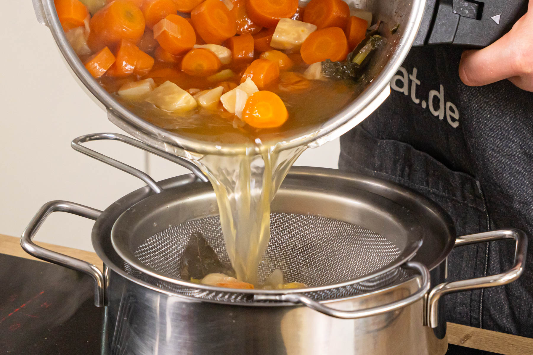 Wie Lange Muss Ein Suppenhuhn Im Schnellkochtopf Kochen Hühnersuppe im Schnellkochtopf