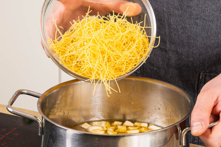 geschnittenes Gemüses und Nudeln in der Suppe ziehen lassen