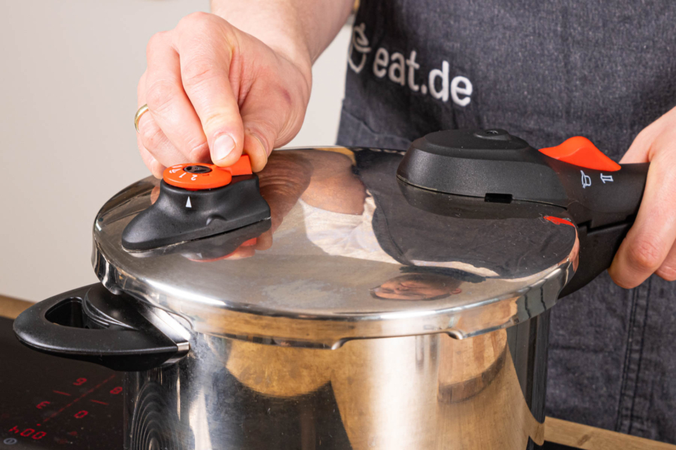 Wie Lange Muss Ein Suppenhuhn Im Schnellkochtopf Kochen Hühnersuppe im Schnellkochtopf