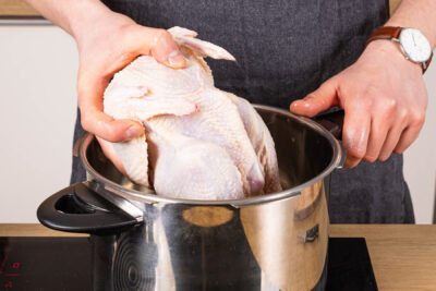 Suppenhuhn waschen und in den schnellkopf geben