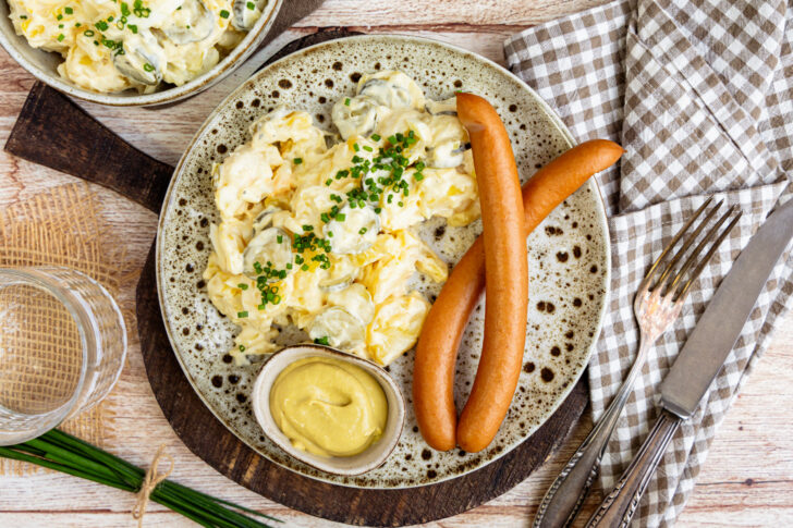 Klassischer Kartoffelsalat mit Würstchen