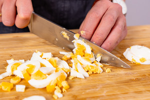 hartgekochte Eier kleinschneiden