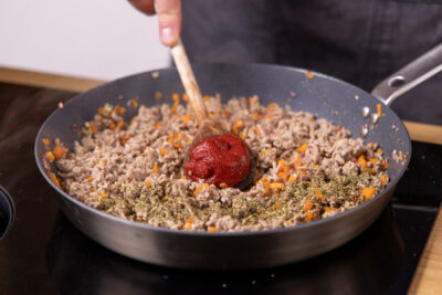 Tomatenmark dazugeben
