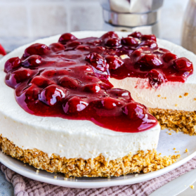 Kuchen ohne backen mit Keksboden und Rote Grütze