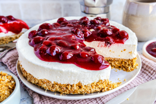 Kuchen ohne backen mit Keksboden und Rote Grütze