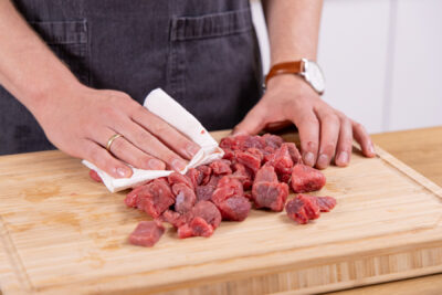 Rindfleisch mit Küchenpapier abtupfen