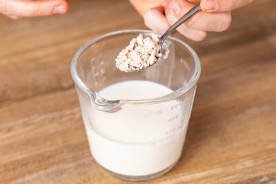 Zucker und Hefe in lauwarmer Milch verrühren